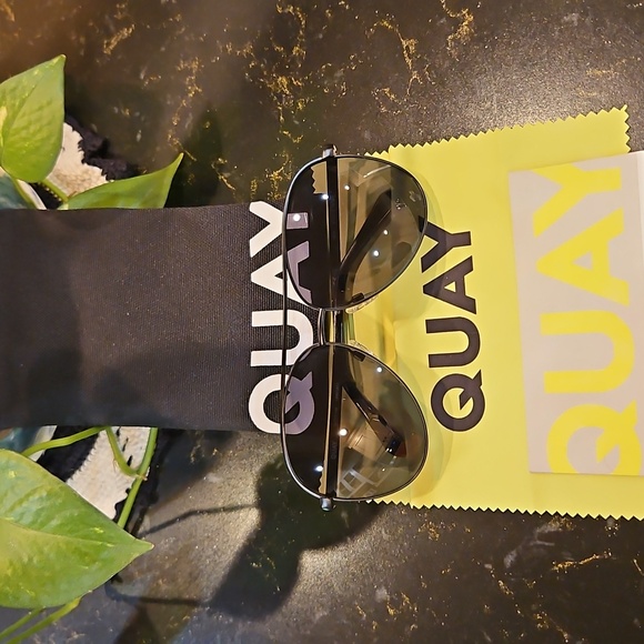 Quay Australia Black Aviator Sunglasses - Picture 1 of 7